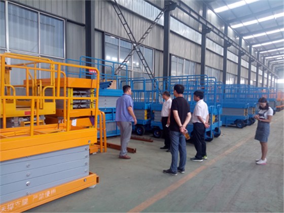 剪叉移动式液压升降机租赁应该注意什么?