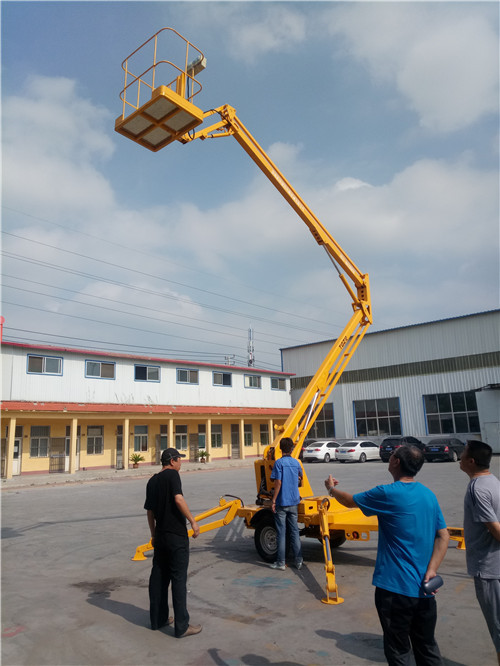 客户来公司考察，拖车折臂式升降机，升高8-20米，载重260公斤，最大延伸工作距离2-8米