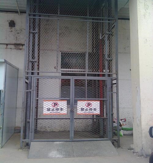 带外防护液压货梯