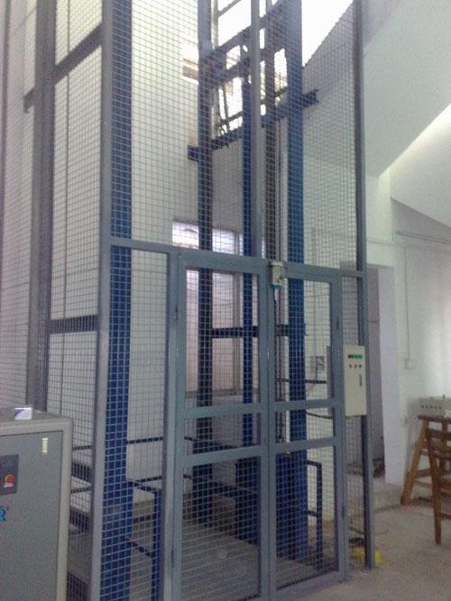 双体带防护导轨升降平台