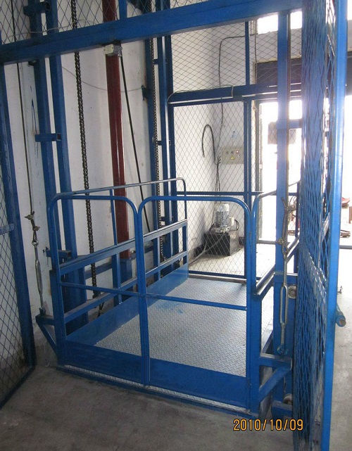 双体带防护导轨升降平台